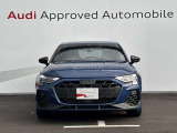 シングルフレームグリルはAudiの象徴的なデザイン要素であり、一目でAudiとわかるスタイル、大きくて迫力のある形状が車のスポーティな印象を強調しており、魅力的なデザインとなっています。