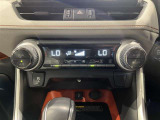 左右独立温度コントロールフルオートエアコンです。運転席、助手席それぞれで独立して温度設定ができます。冷え性の方が乗っても安心ですね♪