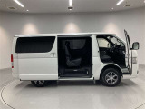 両側パワースライドドア付きだから、狭い駐車スペースなどでの 乗り降りラクラク!小さなお子さまのいるご家庭には嬉しい装備。