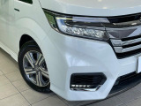 【LEDヘッドライト】悪天候や夜間走行時も良好な視界を確保し安心して運転できる高輝度LEDヘッドライトを装備!点灯速度が早く、消費電力も抑えられています。