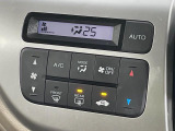 【オートエアコン】一度お好みの温度に設定すれば、車内の温度を検知し風量や温度を自動で調整。暑い&hellip;寒い&hellip;と何度もスイッチ操作をする必要はありません。快適な車内空間には必須の機能ですね♪