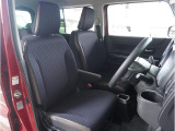 【清潔感のある運転席&助手席】隅々までクリーニングの行き届いた運転席&助手席。目立ったシミや汚れ等もございません。