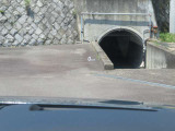 運転席から見えるヘッドアップディスプレイの写真になっています。走っている速度を窓ガラスに照射します。また、ナビを設定していると、目的地の案内も表示されます。目線を逸らさずに確認ができるので安心です。