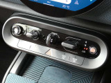 エンジンスタート/ストップのトグルスイッチやエアコンのボタンなどは、センターパネルに集約されています!