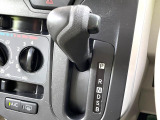 インパネシフトならハンドルからの移動距離が短く操作もスムーズ!また、足元が広くなりすっきりしますので、大柄な方でも快適にお過ごしいただけます。