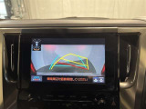 【バックモニター】駐車時に後方がリアルタイム映像で確認できます。大型商業施設や立体駐車場での駐車時や、夜間のバック時に大活躍?
