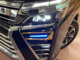 【LEDヘッドライト】悪天候や夜間走行時も良好な視界を確保し安心して運転できる高輝度LEDヘッドライトを装備!点灯速度が早く、消費電力も抑えられています。