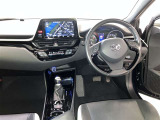 運転席は見やすく整理され、ナビも美しく装着され操作性にも優れています!