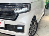 【LEDヘッドライト】悪天候や夜間走行時も良好な視界を確保し安心して運転できる高輝度LEDヘッドライトを装備!点灯速度が早く、消費電力も抑えられています。