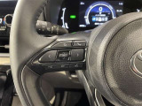 ステアリングスイッチ付きで、運転中に視線を前に向けたまま操作できます。