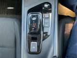 電気自動車およびe-POWER車特有の、軽い操作感なシフトレバー。パーキングブレーキは電磁式です。