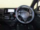 整然と纏められた操作性の良いスイッチ類。