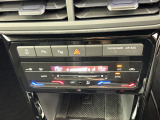 タッチコントロール式2ゾーンフルオートエアコンパネル。運転席、助手席それぞれ独立して温度管理が可能です。花粉やダストを除去するフレッシュエアフィルターも装備され、クリーンな室内環境を保ちます。
