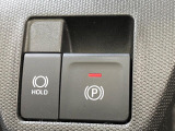 【電動パーキングブレーキ】パーキングブレーキは便利な電動式!ボタン一つで操作でき、アクセルを踏めば自動で解除されます♪レバーやペダルが無いので運転席廻りもすっきりしますね♪