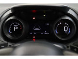 マルチインフォメーションディスプレイ付きのメーターです!エコ運転へ導く多彩な情報を表示してくれます。