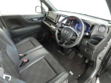 シンプルで使いやすいデザインの運転席です。