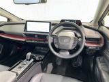 運転席まわりです。 各操作スイッチは使いやすい位置に配置されてます。