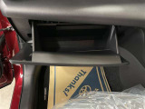 【グローブボックス 】車検証や取扱説明書などの書類を収納するスペースです(^^)