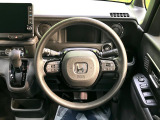インテリアに合わせたデザインのステアリングは、運転される方のことも考え、運転しやすい形状、大きさです。是非一度、実際に触ってお確かめください。