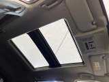 【サンルーフ】開放感たっぷりの希少装備、サンルーフが装着されています!車内に明かりを取り入れたり景色を楽しむ以外にも、車内の空気も簡単に換気できて快適です!