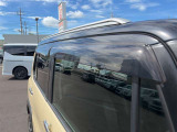 見落としがちな屋根もチェック。色ムラ・小キズ・へこみの有無や装備(ルーフレール等)も確認可能。