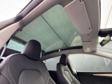 開放感をもたらすパノラミックガラスルーフ!車内を明るく照らし、広々とした空間を演出します。紫外線や熱をカットするガラスを採用し、快適性も確保されています。