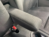 【アームレスト】運転中の身体の負担を軽減してくれるアームレストを装備♪
