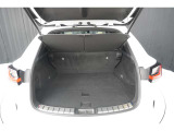 ハンズフリーパワーバックドアは、両手が荷物でふさがっているときでも、キーを携帯している状態であれば、リヤバンパーの下に足を出し入れすることで自動開閉します。