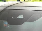 【i-ACTIVESENSE】走行中に前方の車両等を認識し、衝突しそうな時は警報とブレーキで衝突回避と被害軽減をアシスト。より安全にドライブをお楽しみいただけます。
