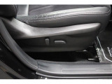運転席8ウェイパワーシート。シートリフター、前チルト、前後スライド、リクライニングの調整を電動化。最適なポジションを提供します。