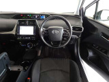 革巻き(合皮製)ステアリングで快適な操作性の運転席です。