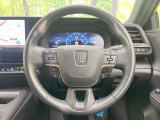 インテリアに合わせたデザインのステアリングは、運転される方のことも考え、運転しやすい形状、大きさです。是非一度、実際に触ってお確かめください。