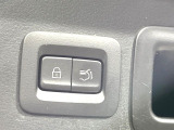 【パワーバックドア】スマートキーや運転席のボタンを押すだけでリアゲートが自動で開閉します!荷物を持っている時や、高い位置にあるバックドアを閉める際に便利な機能です♪