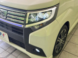 【LEDヘッドライト】悪天候や夜間走行時も良好な視界を確保し安心して運転できる高輝度LEDヘッドライトを装備!点灯速度が早く、消費電力も抑えられています。