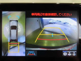 パノラミックビューモニター付きです。車両を上から見たような映像をディスプレイオーディオ画面に表示。運転席からの目視だけでは見にくい、車両周辺の状況をリアルタイムでしっかり確認できます。