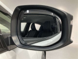 ブラインドスポットモニター(BSM)を装備しています。隣を走る車両が死角に入るとミラー内LEDインジケーターが点灯。さらに、ウィンカーを出すとインジケーターが光って点滅して注意を促してくれます。