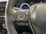 ステアリングスイッチ付きで、運転中に視線を前に向けたまま操作できます。