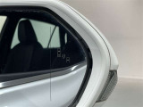 ブラインドスポットモニター(BSM)を装備しています。隣を走る車両が死角に入るとミラー内LEDインジケーターが点灯。さらに、ウィンカーを出すとインジケーターが光って点滅して注意を促してくれます。