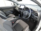 シンプルで使いやすいデザインの運転席です。