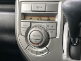 【オートエアコン】一度お好みの温度に設定すれば、車内の温度を検知し風量や温度を自動で調整。暑い&hellip;寒い&hellip;と何度もスイッチ操作をする必要はありません。快適な車内空間には必須の機能ですね♪