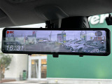 【デジタルルームミラー】車両後方カメラの映像をルームミラーに映すことが出来ます。 そのため、後席に人や荷物があって後方が見えづらい場合でもしっかり視界を確保することが出来ます。