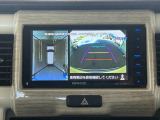 【全方位型モニター】クルマを上空から見下ろしているかのように、直感的に周囲の状況を把握できる全方位型モニター。狭い場所での駐車でも周囲が映像で確認できます。