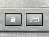 【パワーバックドア】スマートキーや運転席のボタンを押すだけでリアゲートが自動で開閉します!荷物を持っている時や、高い位置にあるバックドアを閉める際に便利な機能です♪