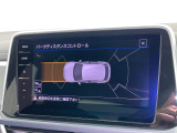 パークディスタンスコントロール。駐車時の障害物を検知し、警告音と画面で障害物までの距離をお知らせ。
