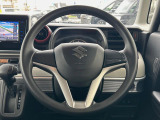 インテリアに合わせたデザインのステアリングは、運転される方のことも考え、運転しやすい形状、大きさです。是非一度、実際に触ってお確かめください。