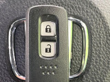 【Hondaスマートキー】カバンやポケットに入れたままでもドアの施錠・解錠が可能なスマートキーを装備。エンジンのオン・オフ時もカギを取り出す必要が無いからとっても便利です♪