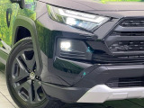 【LEDヘッドライト】悪天候や夜間走行時も良好な視界を確保し安心して運転できる高輝度LEDヘッドライトを装備!点灯速度が早く、消費電力も抑えられています。