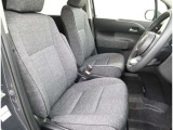 運転席の写真です!座り心地も良さそう、あなたのドライビングポジションをガッチリ支え、心地よい安心感で、ロングドライブもらくらく??