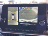 アラウンドビューモニターです!上空から貴方のお車をモニタニングしている様に車両の周りの安全確認が出来ます!