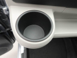 カップホルダーは運転席や助手席からちょうど手の届く位置です!!